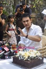 Aamir Khan celebrates 45th birthday with media at his Home in Mumbai on 14th March 2010 (38).JPG