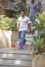 Aamir Khan celebrates 45th birthday with media at his Home in Mumbai on 14th March 2010 (4).JPG