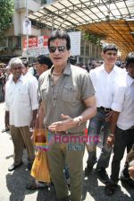 Jeetendra seeks blessing at Siddhivinayak for his film City of Gold in Dadar on 16th March 2010 (4).JPG