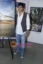 Vivek Oberoi at Dr Batra art exhibition in NCPA on 17th March 2010 (12).JPG