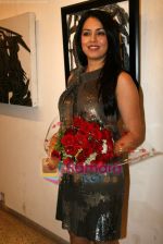 Mahima Chaudhary at poet and artist Kiran Chopra_s exhibition in Jehangir art gallery on 25th March 2010 (3).JPG