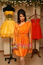 Bhagyashree at the Launch of Nisha Sagar_s Summer wear collection in Juhu on 30th March 2010 (13).JPG
