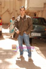 Aamir Khan returns as Padmabhushan Aamir Khan in Bandra, Mumbai on 1st April 2010 (2).JPG