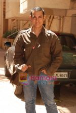 Aamir Khan returns as Padmabhushan Aamir Khan in Bandra, Mumbai on 1st April 2010 (7).JPG