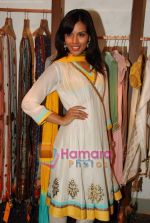 Deepti Gujral at Fuel summer collection preview in Fuel, Chowpatty on 5th April 2010 (4).JPG