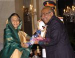  receive Padma Vibhushan in Rashtrapati Bhavan, New Delhi on 7th April 2010 (2).jpg