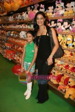 Shweta Tiwari at Hamleys toy store launch in Phoenix Mills on 9th April 2010 (2).JPG