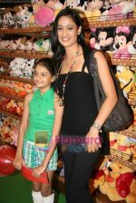 Shweta Tiwari at Hamleys toy store launch in Phoenix Mills on 9th April 2010 (30).JPG