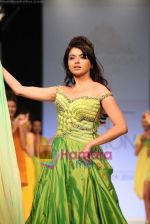 Bhagyashree walks the ramp for Nisha Sagar in Dubai Fashion Week 2010 on 10th April 2010 (8).JPG