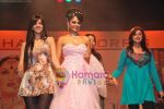 Nishka Lulla at Bharat & Dorris hair and makeup fashion week Grand finale on 13th April 2010 (102).JPG
