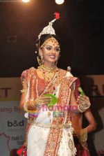 Purbi Joshi at Bharat & Dorris hair and makeup fashion week Grand finale on 13th April 2010 (58).JPG