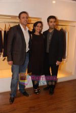 Karan Johar at the showcase of Karan Johar_s new men_s wear collection in Aza on 18th April 2010 (32).JPG