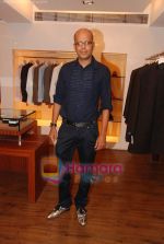 at the showcase of Karan Johar_s new men_s wear collection in Aza on 18th April 2010 (77).JPG