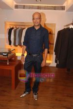 at the showcase of Karan Johar_s new men_s wear collection in Aza on 18th April 2010 (78).JPG