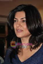 Sushmita Sen at the launch of charcoal exhibition by Gautam Patole in Nehru Centre on 20th April 2010 (24).JPG