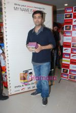 Karan Johar launches My Name is Khan DVD in Crossword, Juhu on 21st April 2010 (29).JPG