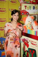 Dia Mirza spends time with NGO Children Toy Foundation in Radio Mirchi on 23rd April 2010 (9).JPG