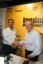 Jeffrey Archer at Landmark Store Launch in Mumbai on 3rd May 2010 (23).JPG