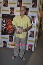 Anupam Kher unveils The Princely Gift book in Crossword, bandra, Mumbai on 5th May 2010 (17).JPG