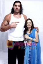 Khali-and-Nargis in the still from movie Kushti.jpg