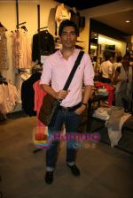 Manish Malhotra at Vero Moda fashion show in Palladium on 8th May 2010 (5).JPG