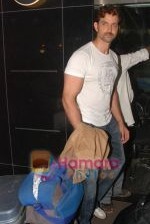 Hrithik Roshan leaves for NY with family last night at 1 am on 12th May 2010 (4).JPG