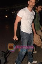 Hrithik Roshan leaves for NY with family last night at 1 am on 12th May 2010 (7).JPG
