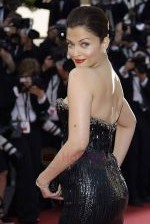 Aishwarya Rai Bachchan attends the Premiere of ON TOUR at the Palais des Festivals during the 63rd Annual International Cannes Film Festival on May 13, 2010 in Cannes, France (4).jpg
