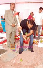 Ajay Devgan at the Launch of Roha Group_s Satsang Bharti township in Malad on 17th May 2010 (23).JPG