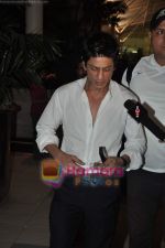 Shahrukh Khan snapped at Mumbai domestic airport in Parle, Mumbai on 19th May 2010 (18).JPG