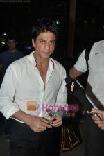 Shahrukh Khan snapped at Mumbai domestic airport in Parle, Mumbai on 19th May 2010 (19).JPG