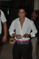 Shahrukh Khan snapped at Mumbai domestic airport in Parle, Mumbai on 19th May 2010 (7).JPG