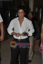 Shahrukh Khan snapped at Mumbai domestic airport in Parle, Mumbai on 19th May 2010 (8).JPG