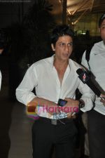 Shahrukh Khan snapped at Mumbai domestic airport in Parle, Mumbai on 19th May 2010 (14).JPG