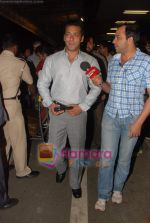Salman Khan gears up for the Being Human show in Dubai at Mumbai Airport on 26th May 2010 (5).JPG