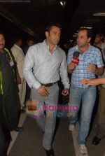 Salman Khan gears up for the Being Human show in Dubai at Mumbai Airport on 26th May 2010 (8).JPG