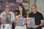 Aishwarya Rai Bachchan, Anupam Kher, Pritish Nandy at the Launch of Pritish Nandy_s book Again in Crossword, Mumbai on 27th May 2010 (12).JPG