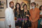 Twinkle Khanna and Rajesh khanna inaugurate Prithvi Soni exhibition in Jehangir Art Galery, Mumbai on 27th May 2010 (9).JPG