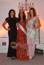 Sushmita Sen, Stefania Fernandez with I am She contestants in Westin Hotel on 30th May 2010 (15).JPG