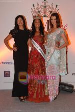 Sushmita Sen, Stefania Fernandez with I am She contestants in Westin Hotel on 30th May 2010 (57).JPG