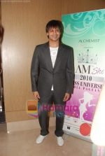 Vivek Oberoi with I am She contestants in Westin Hotel on 30th May 2010 (113).JPG