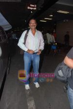 Suresh Oberoi leave for IIFA Colombo in Mumbai Airport on 2nd June 2010 (158).JPG