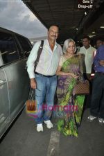 Suresh Oberoi leave for IIFA Colombo in Mumbai Airport on 2nd June 2010 (5).JPG