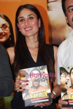 Kareena Kapoor at the 3 Idiots script book launch in Phoenix Mill on 7th June 2010  (58).JPG