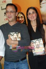 Kareena Kapoor, Vidhu Vinod Chopra at the 3 Idiots script book launch in Phoenix Mill on 7th June 2010  (5).JPG