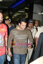 Salman Khan return after IIFA Awards in Srilanka at Mumbai Airport on 7th June 2010 (10).JPG