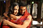 Akshay Kumar & Trisha in the still from movie Khatta Meetha (3).jpg