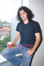 Imtiaz Ali kidnapped and trapped as a groom to promote film Antardwand in PVR, Juhu on 2nd Aug 2010 (66).JPG