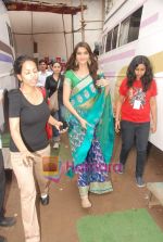 Sonam Kapoor spotted in a saree in Mehboob Studio on 2nd Aug 2010 (14).JPG