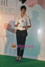 Deepika Padukone unveils Namita Jain Jaldi Fit Book in Taj Land_s Land, Bandra, Mumbai on 4th Aug 2010 (13).JPG